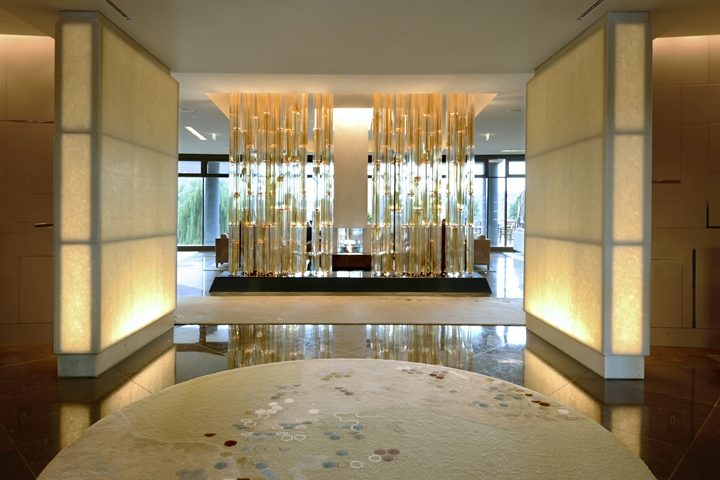 A curtain of illuminated glass tubes embodies an abstract forest and serves as a visual anchor point in the lobby (Photo: Deidi von Schaewen).