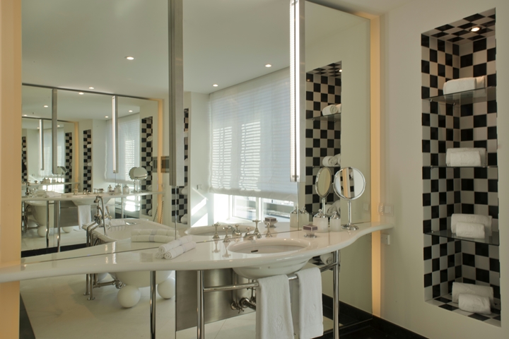 In den Black & White Suiten stehen Ihnen gleich zwei Badezimmer zur Verfügung (Foto: Deidi von Schaewen).