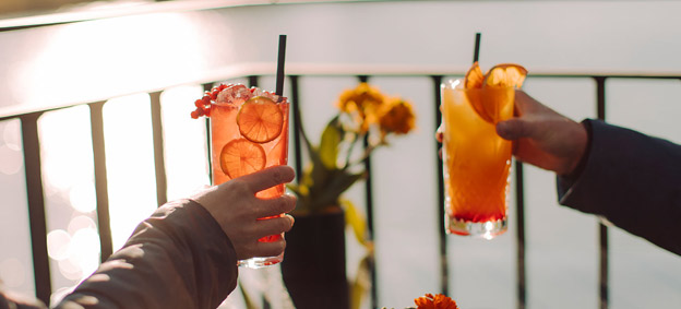 Zwei Gläser mit Getränken im Sonnenuntergang